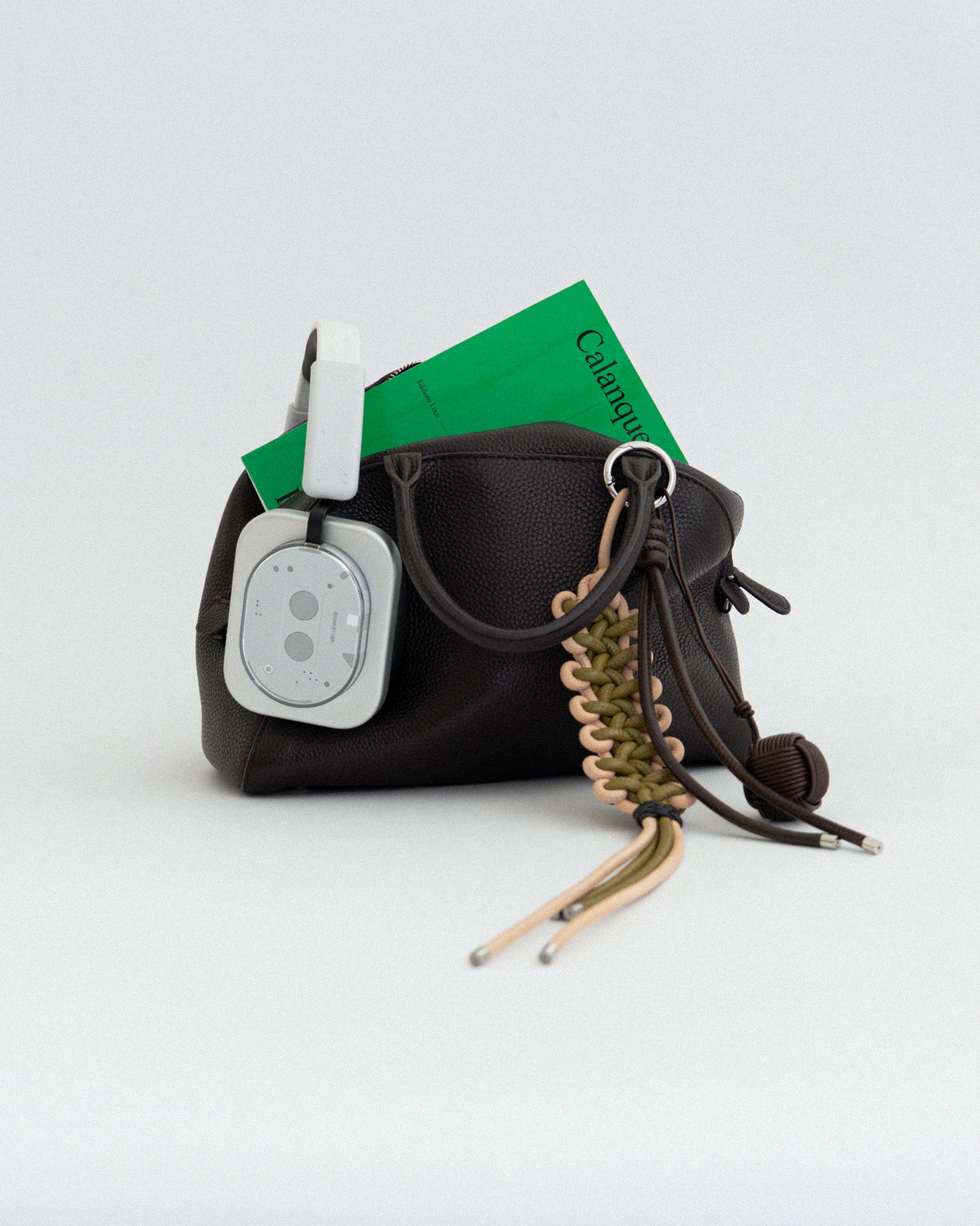 EN charm (dark brown)